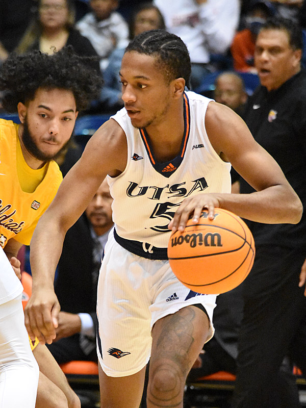 DJ Richards playing for the UTSA men's basketball team against Bethune-Cookman on Dec. 18, 2022, at the Convocation Center. - photo by Joe Alexander