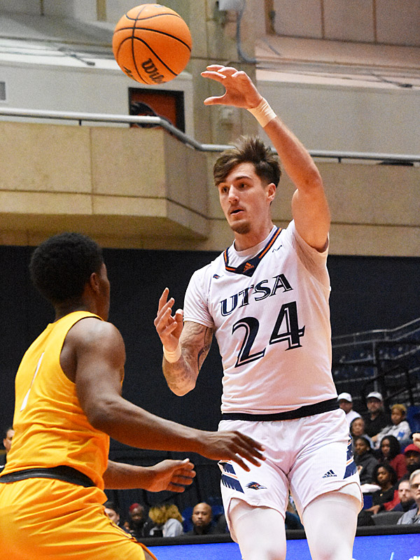 Jacob Germany playing for UTSA men's basketball against Bethune-Cookman on Dec. 18, 2022, at the Convocation Center. - photo by Joe Alexander