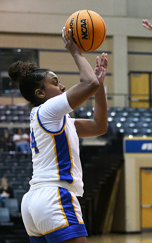 Reyelle Frazier. St. Mary's women's basketball beat Arkansas-Fort Smith 59-57 on Thursday, Jan. 18, 2024, at Greehey Arena. - photo by Joe Alexander