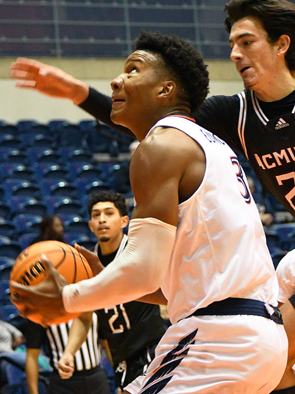 UTSA's Trey Edmonds playing against McMurry on Oct. 30, 2023, at the Convocation Center. - photo by Joe Alexander