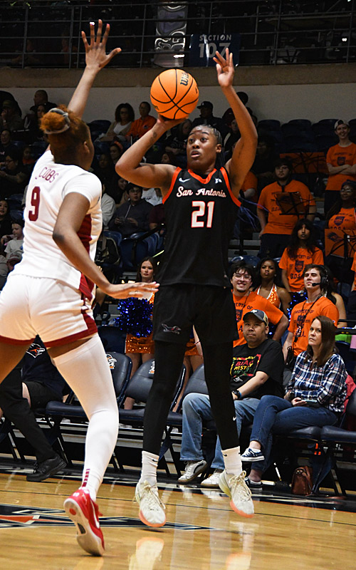 Cheyenne Rowe. UTSA beat Temple 52-43 in American Conference women's basketball on Tuesday, Feb. 10, 2026, at the Convocation Center. - photo by Joe Alexander