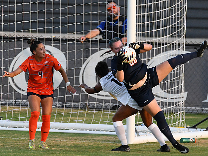 UTSA goalkeeper Jasmine Kessler recorded the shutout in Thursday's 2-0 women's soccer victory over Colorado College at Park West. - photo by Joe Alexander