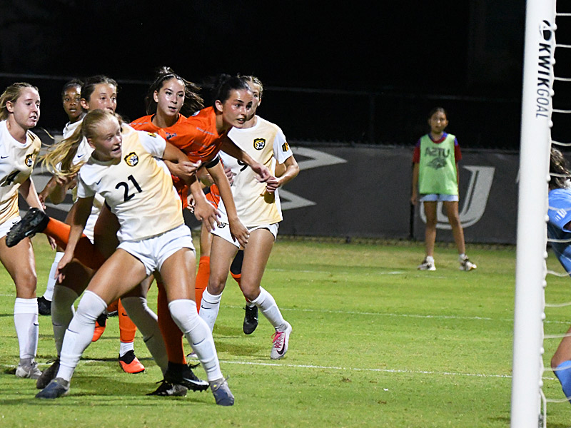 Sadie Paul (17) scored UTSA's second goal in Thursday's 2-0 women's soccer victory over Colorado College at Park West. - photo by Joe Alexander