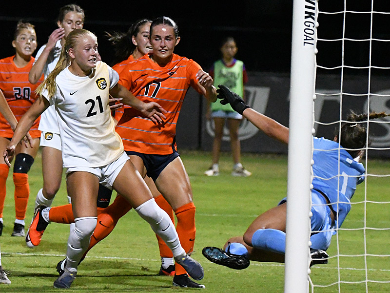 Sadie Paul (17) scored UTSA's second goal in Thursday's 2-0 women's soccer victory over Colorado College at Park West. - photo by Joe Alexander