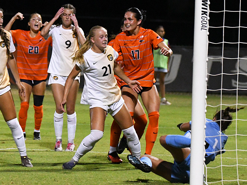 Sadie Paul (17) scored UTSA's second goal in Thursday's 2-0 women's soccer victory over Colorado College at Park West. - photo by Joe Alexander
