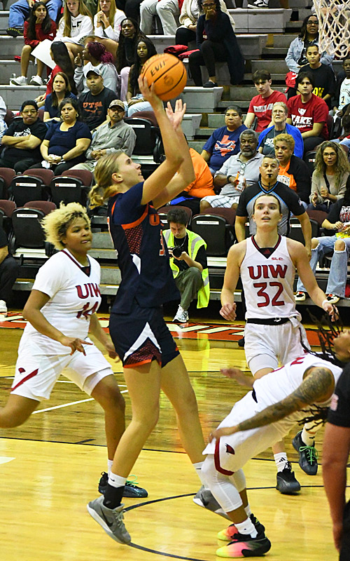 Emilia Dannebauer. UTSA women's basketball beat Incarnate Word 74-57 on Wednesday, Nov. 19, 2025, at UIW. - Photo by Joe Alexander
