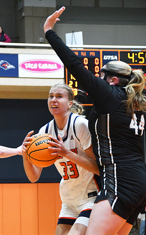 Emilia Dannebauer. Rice beat UTSA 65-55 in American Conference women's basketball on Saturday, Jan. 31, 2026, at the Convocation Center. - Photo by Joe Alexander