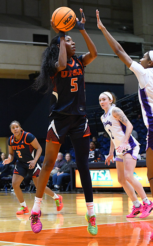 Mia Hammonds. East Carolina beat UTSA 65-58 in American Conference women's basketball on Tuesday, Jan. 20, 2026, at the Convocation Center. - Photo by Joe Alexander